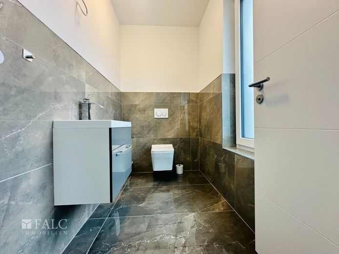 "Stilvolles Gäste-WC mit Tageslicht."