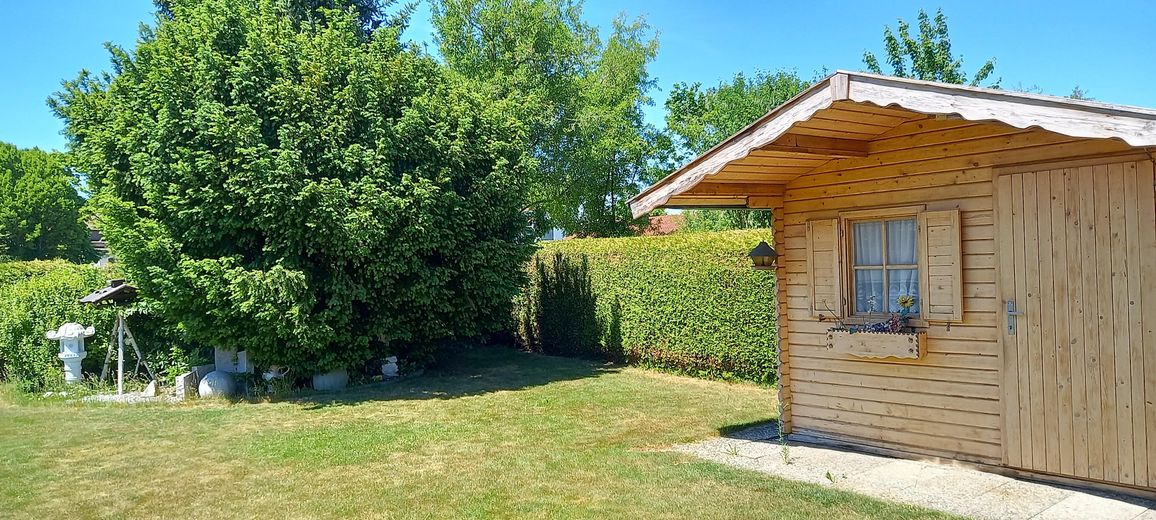 Bungalow in ruhiger Lage – Garten mit Gartenhaus