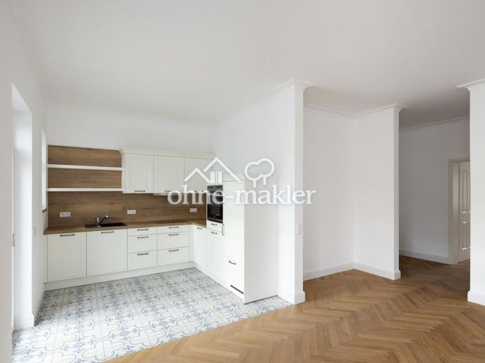 2-Zimmer-Wohnung in saniertem Altbau mit Einbauküche und Balkon zu vermieten! – Foto 1