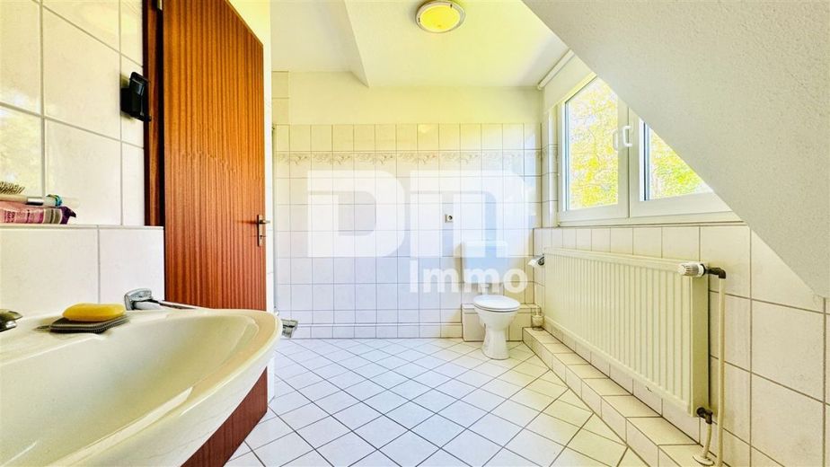 Charmantes Wohnglück - Ihr neues Zuhause mit Carport / Terrasse und großem Gartenbereich – OG / DG Badezimmer / Wanne / Dusche