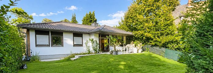 Freistehendes Einfamilienhaus in Top-Lage von Kronberg mit großem Garten und Terrasse – Außenansicht