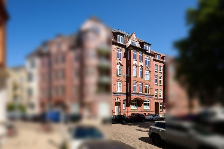 Altbau-Dachgeschosswohnung mit privater Dachterrasse am Adolfplatz — 127m², provisionsfrei – Außenansicht