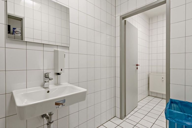 Amplia superficie de oficinas y comercial en Merseburg - ¡aprox. 834 m² divisible en alquiler! – WC Damen EG