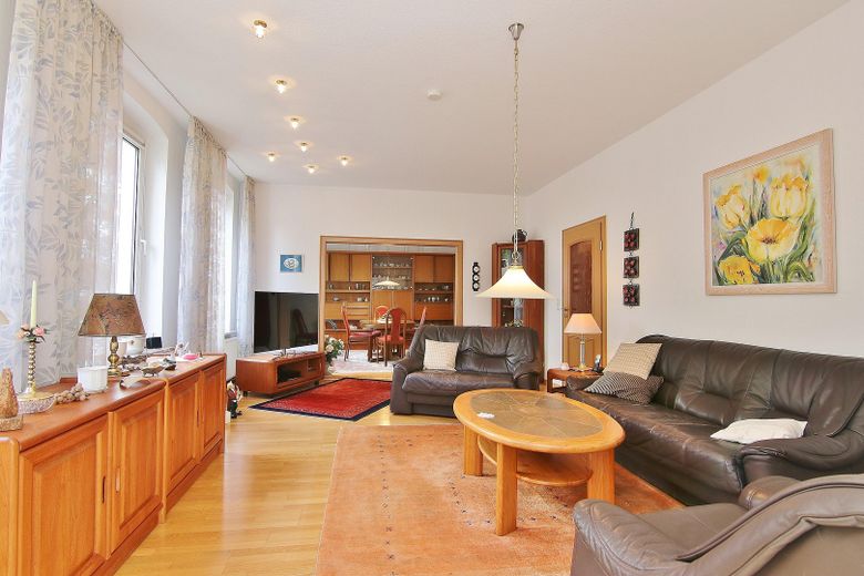 Großzügige helle Altbau-Wohnung in Schleswig - Nähe Schloss Gottorf – Wohnzimmer Blick beide Räume