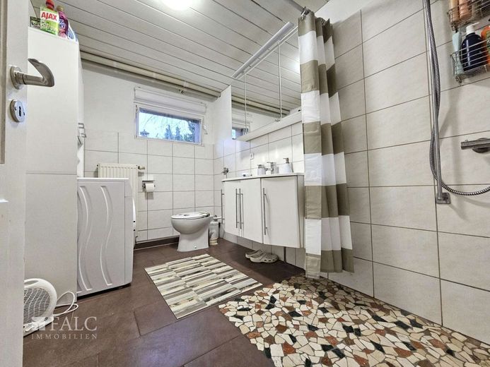 Mehrgenerationenhaus mit Wohlfühlfaktor und viel Raum zur Entfaltung – Badezimmer 2 UG