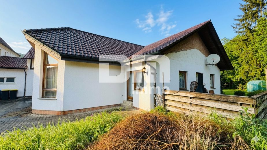 Altengerechtes Wohnen mit Charme: Großzügiger Bungalow auf großem Grundstück + Nebengebäude – Seitenansicht Terrasse Bungalow