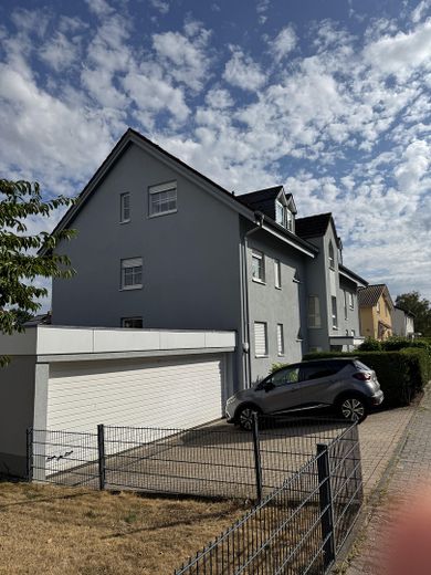Wohnung Erdgeschoss mit Terrasse – Gesamtansicht Haus