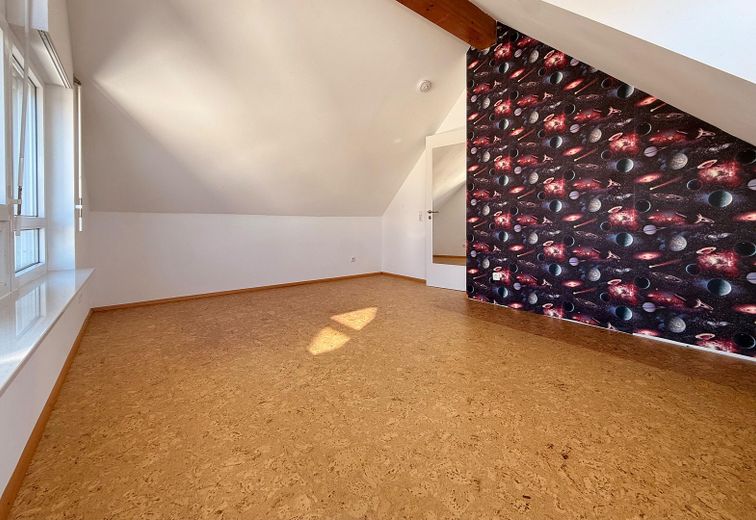 Provisionsfrei: Maisonette mit Hausgefühl, Südbalkon und 2 Tageslichtbädern inkl einem TG-Stellplatz – Kinderzimmer/Schlafzimmer 3.OG