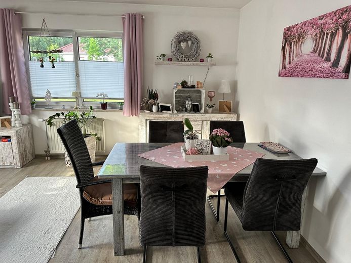 Renovierte 3- Zimmer Erdgeschosswohnung mit EBK in ruhiger Lage in 23974 Neuburg – Essbereich 