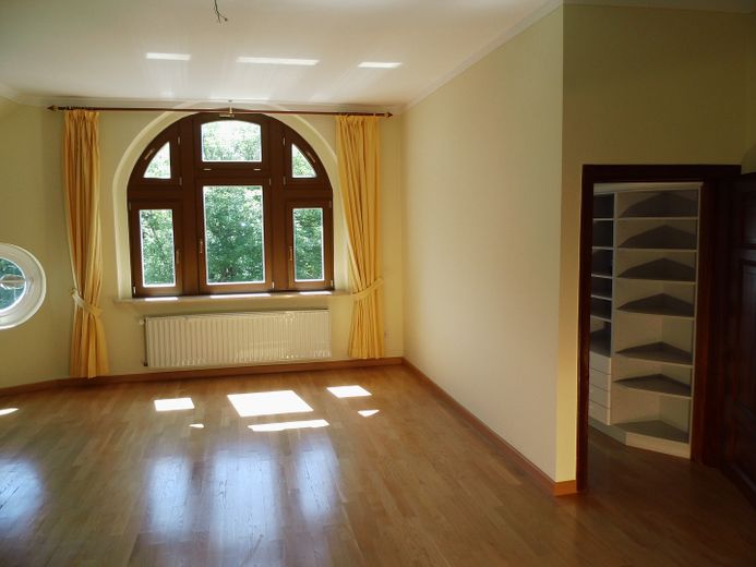 Exclusiv und stilvoll wohnen in Stadtvilla / hochwertige 4 - 5 Raum Terrassenwohnung – Schlafzimmer mit Umkleideraum