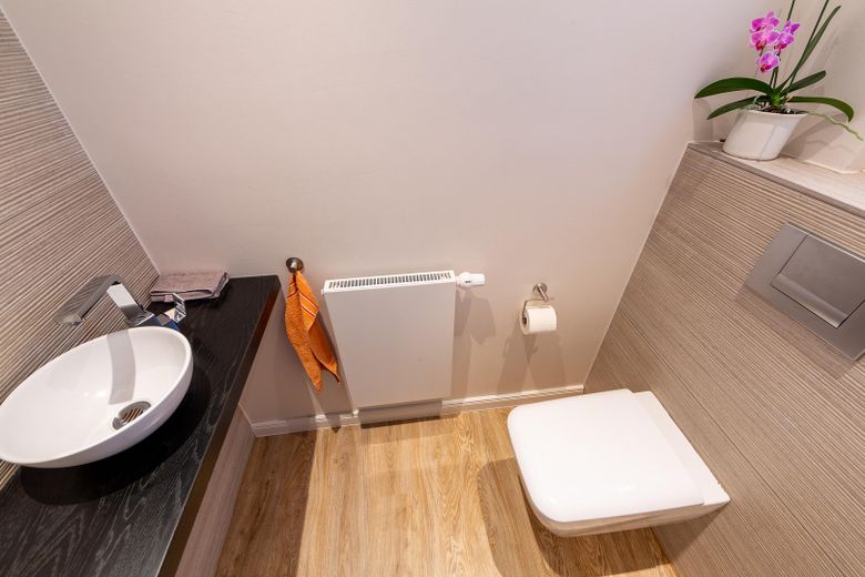 Großzügiges Einfamilienhaus in bester Lage mit tollem Garten – Gäste-WC OG