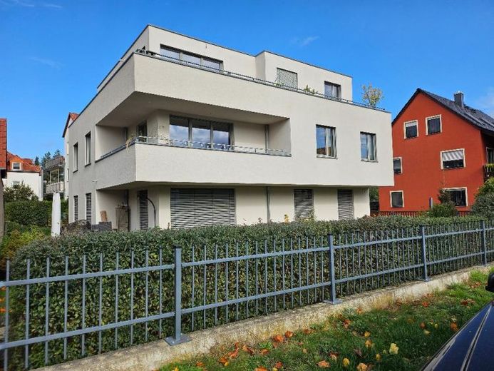 Bezugsfreie Penthousearchitektenwohnung mit großzügigem Balkon – Foto 1