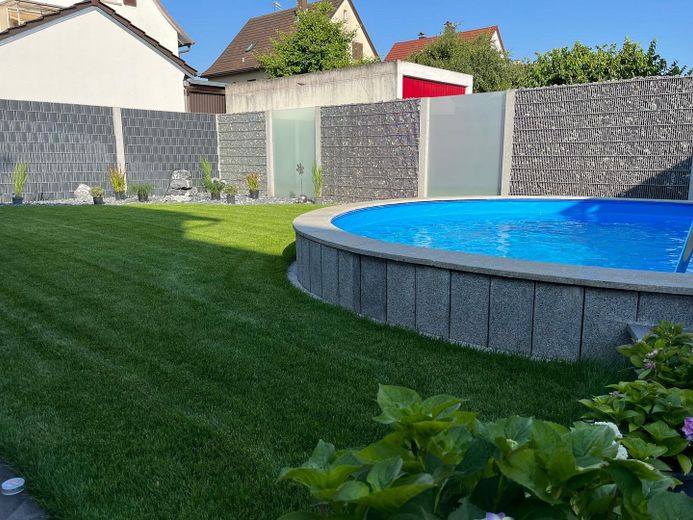 Garten mit Pool.