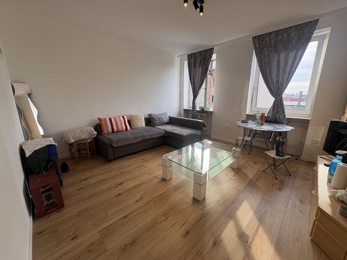 Deuxième occupation après rénovation / appartement de 2 pièces avec cuisine équipée dans un emplacement central à Fürth – Wohnzimmer