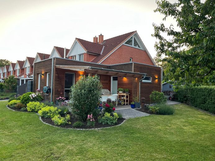 Charming end-terrace house with generous plot in Kaltenkirchen – Ansicht Haus mit Anbau
