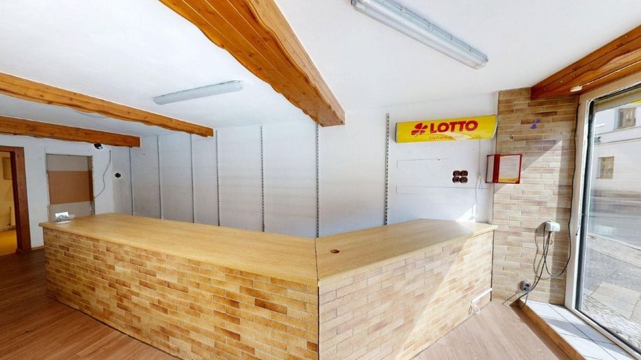 Haus mit Gewerbe + Wohnung in Köthen Innenstadt 1A-Lage - Ideal für Selbstständige oder Investoren – Ladenlokal rechts