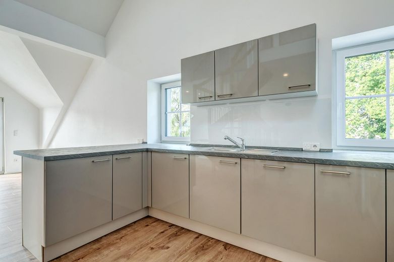 Maisonette-Dachgeschosswohnung mit Galerie & Balkon – kernsaniert 2022, A+ – Einbauküche am Fenster