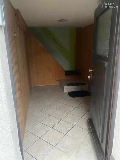 Großzügiges Einfamilienhaus mit Ausbaureserve und schönen Garten – Hauseingang