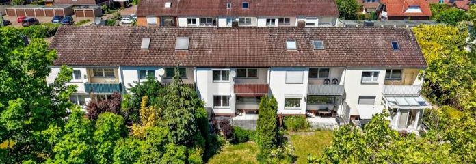 FAMILIENIDYLLE MIT GARTEN