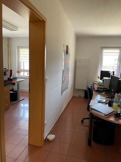 Autarke Business-Residenz NRW in Autobahnnähe: Wo Innovation auf Expansion trifft (PROVISIONSFREI) – Verbindungstür Büro's im EG
