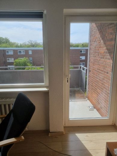 Helle Wohnung stabil in den Nebenkosten und bezahlbar- durch Erbpacht -der Stadt Wolfburg – Zugang zum Balkon