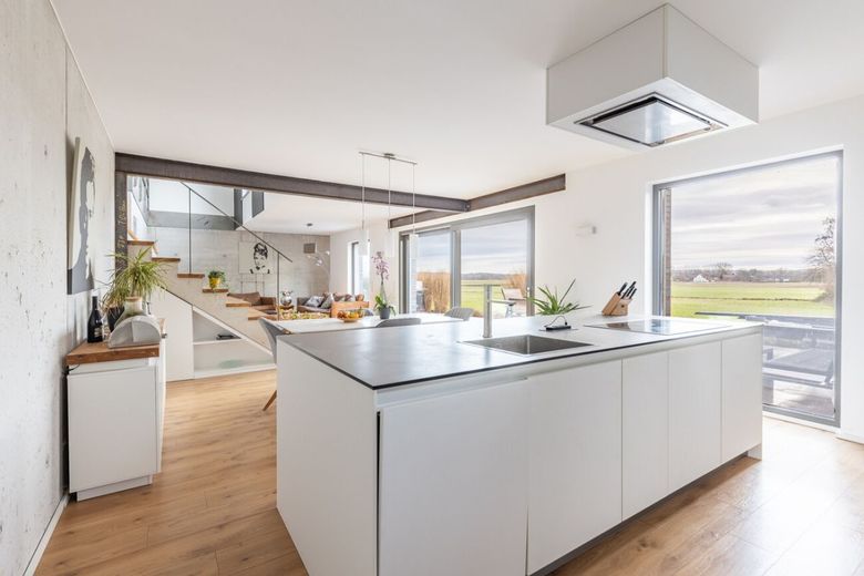 Architektenbungalow mit Split-Level-Bauweise, klarer Formensprache und freiem Landschaftsblick! – Wohnküche