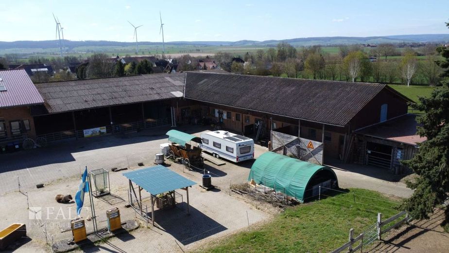 ***Mehrfamilienhaus &amp; Exklusiver Pferdehof mit Reitanlage auf ca 21.000 m² Grundstück*** – Außenansicht