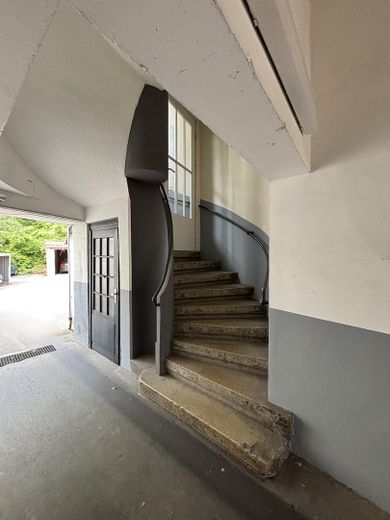 Budynek mieszkalno-usługowy | Dochody z istniejącej zabudowy i potencjał rozbudowy – Durchfahrt und Treppenaufgang