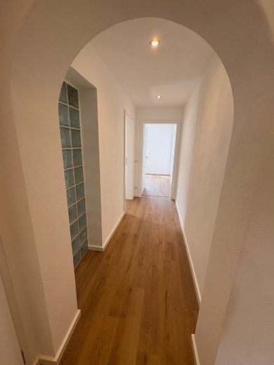 Appartement au rez-de-chaussée entièrement rénové – Flur