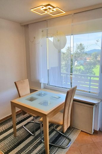 Hohe Mietrendite oder sofort selber einziehen! Exklusive sonnige 2-Zi-Wohnung mit Balkon in Weiler – Esstisch