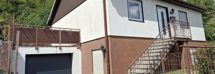 Schönes freistehendes Einfamilienhaus zu verkaufen – Aussenansicht inkl. Garage 1