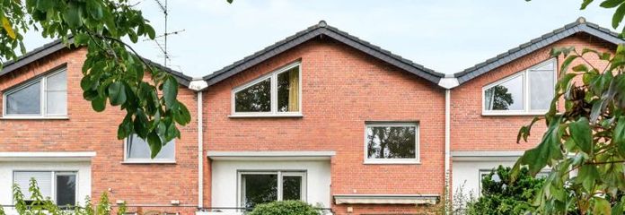 Emmerich: Wohnen auf mehreren Ebenen mit Garten, Garage und drei Balkonen