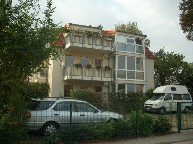 Wassergrundstück: Helle und großzügige 2-Zimmerwohnung – Ansicht von Straße