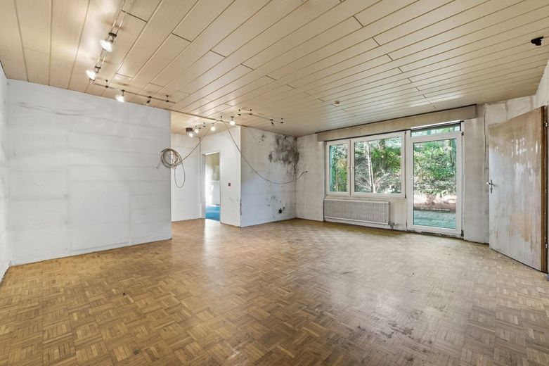 Sanierungsbedürftiges Reihenendhaus mit Garage in Köln-Heimersdorf (Erbpachtgrundstück) – Wohnzimmer