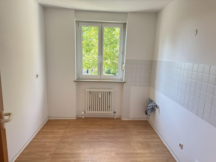 Moderno appartamento di 2 locali a Dresda-Weißig – arredato possibile | 57 m² | Balcone | Ristrutturazione – Küche leer