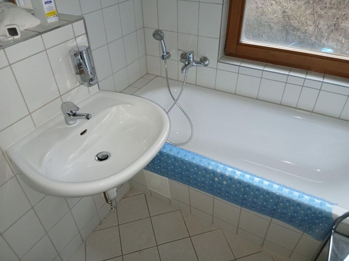 Bad mit Badewanne und Fenster