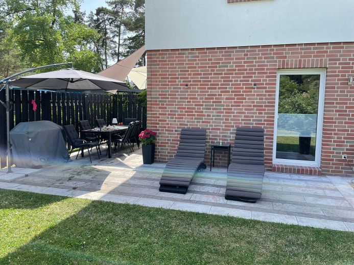 Dream house in green Wandlitz - well-maintained - 4-room - quiet garden near the lake - no commission – Eck-Terrasse