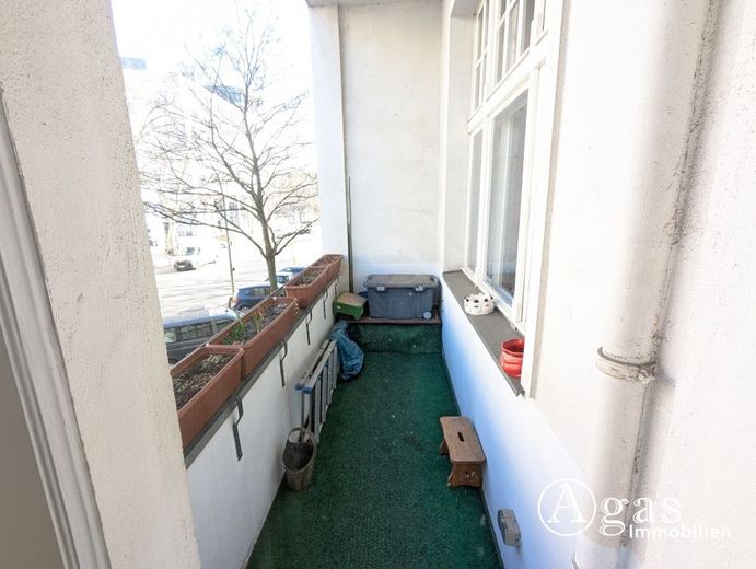 Gut vermietete 3-Zimmer-Altbauwohnung im Mierendorff-Kiez in Charlottenburg – Balkon