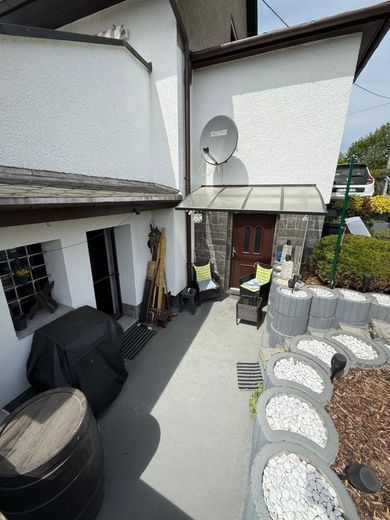 Bezugsfertiges Einfamilienhaus mit großem Blk, Garage, 2 Bädern und sonnigem Grundstück – untere Terrasse