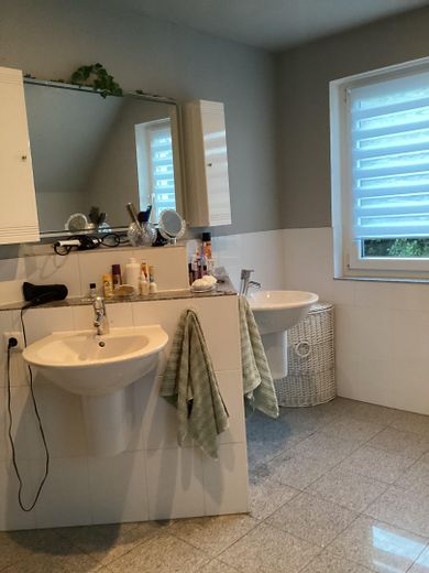 Modern detached house with upscale features and two terraces – Bad im OG