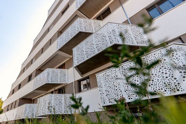 Balkon-Wohnung mit Einbauküche & Abstell-Raum I Smart Home I Aufzug I Stellplatz mit E-Anschluss