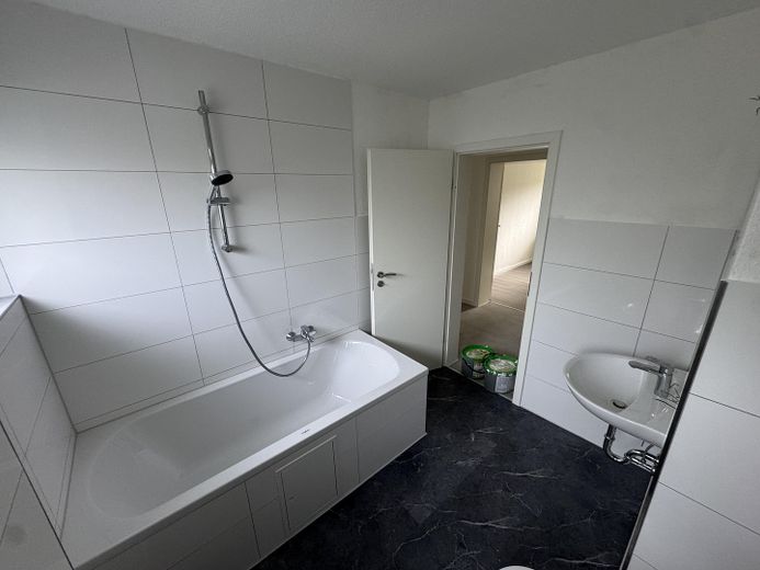 Renovierte 3,5 Zimmer EG Wohnung mit Garten – Bad