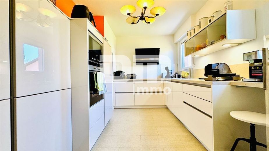 (Reserviert!)Zeitlose Eleganz trifft Moderne: Modernisiertes Einfamilienhaus – EG Küche mit Einbauküche