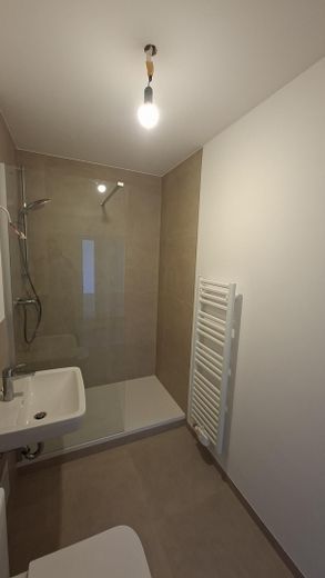 Teilsanierte 2-Zimmer Wohnung in guter Lage – Bad