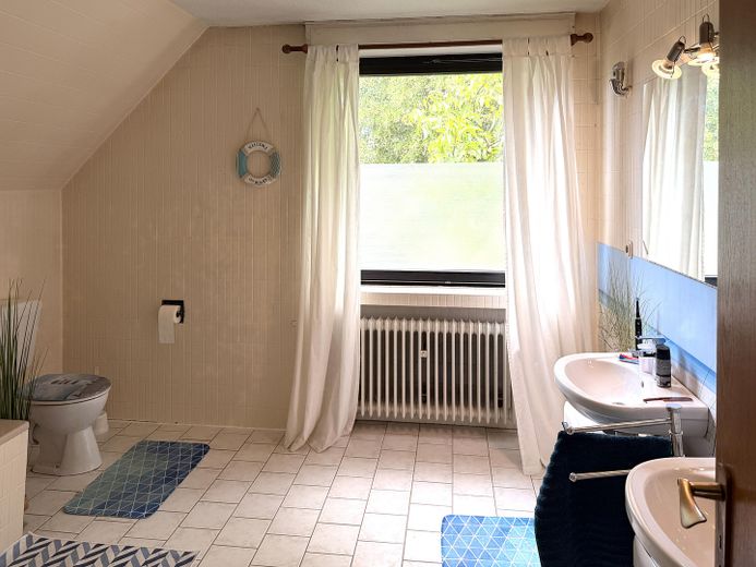 PRIVO DI PROVVIGIONE - casa unifamiliare indipendente in posizione migliore – abitare con giardino su attraente terreno d’angolo – Das Familienbad