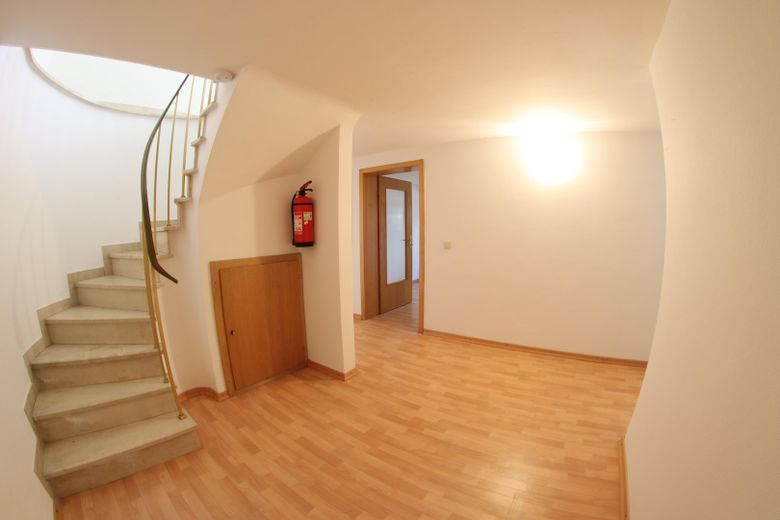 Idealny na czas emerytury: parterowy, wolnostojący dom jednorodzinny o powierzchni 100+90m² na działce o powierzchni 387 m² (kupno) – KG: Treppenhaus