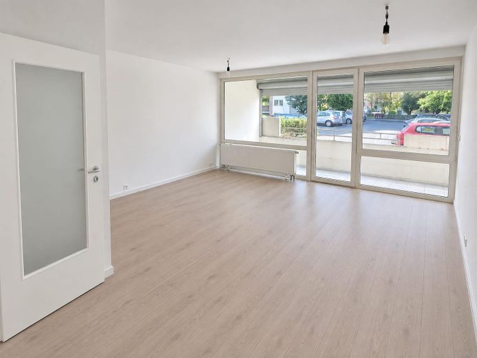 Modernes Wohnen | hell, barrierearm & mit großzügigem Balkon – Wohnzimmer | Schlafbereich
