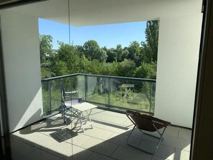 Lujo junto al lago Probstsee: 3,5 hab., cocina equipada, vestidor, garaje subterráneo | 7 min de Patch Barracks – Balcony