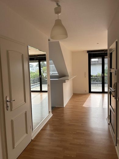 Beaucoup d’espace pour vos projets et rêves, spacieuse maison individuelle avec appartement indépendant à Cologne-Hahnwald – Flur Einliegerwohnung