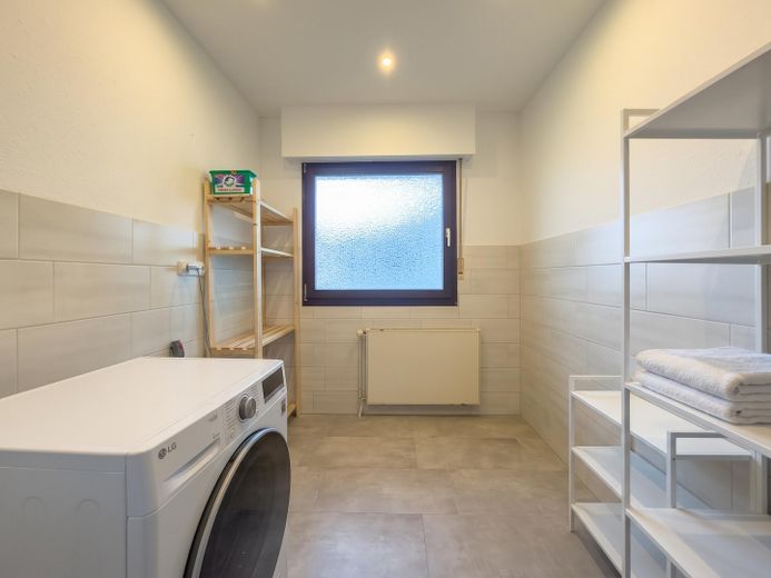 Bungalow ben tenuto a Marne con tetto nuovo, giardino appartato, camino e impianto fotovoltaico – Hauswirtschaftsraum